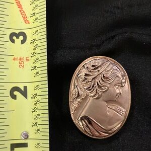 Ladies, beautiful vintage cameo pin/brooch, beautiful Jewelry
